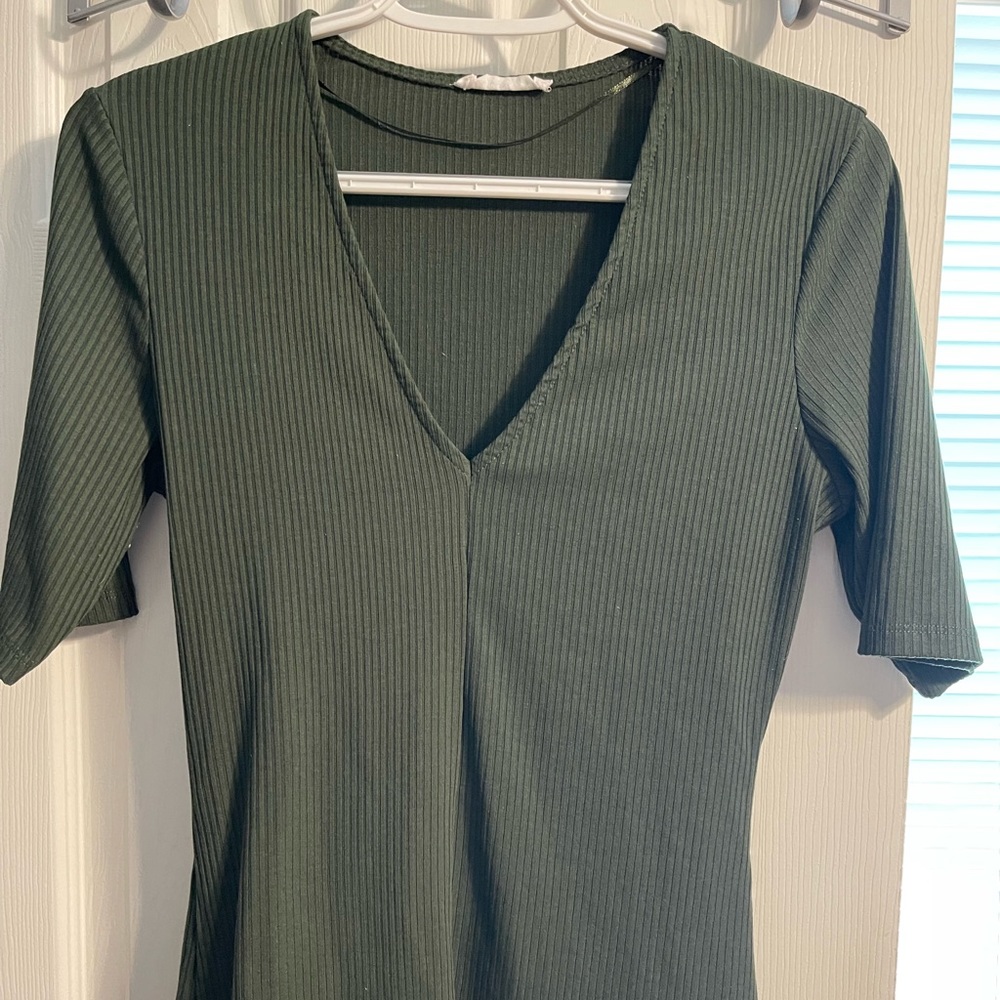 Marlow Hunter Green Vneck Lightweight Top. Size L ( Fits Like Medium )